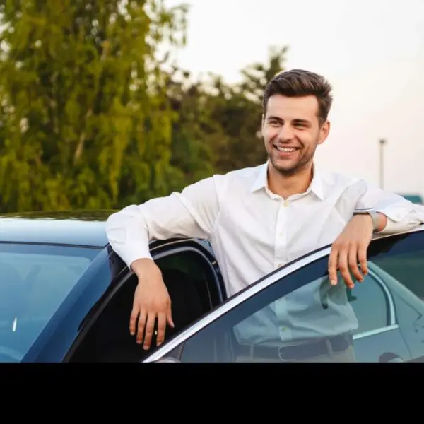 homme-heureux-qui-fait-du-leasing