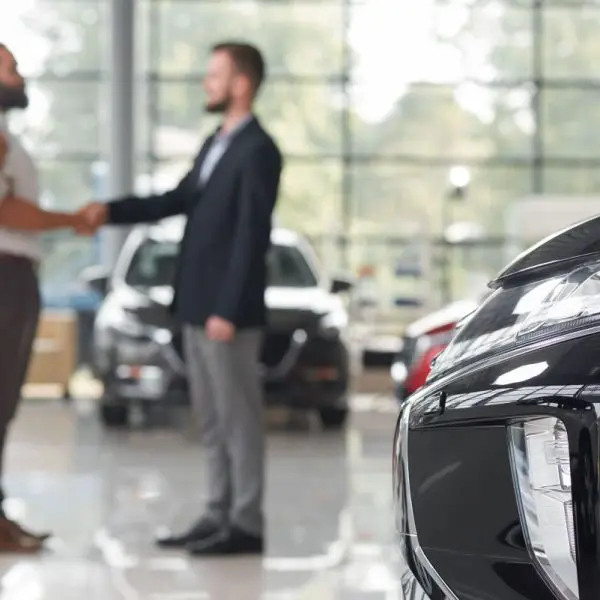 couple-qui-achete-une-voiture-dans-un-garage