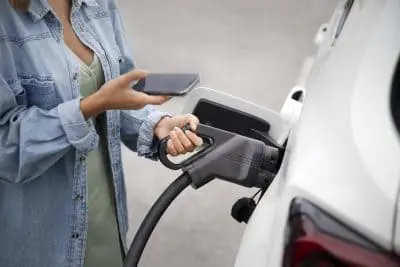 femme-qui-charge-sa-voiture-electrique