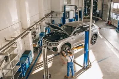 homme-dans-un-garage-entrenant-une-voiture