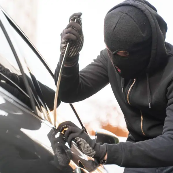 homme-qui-vole-une-voiture