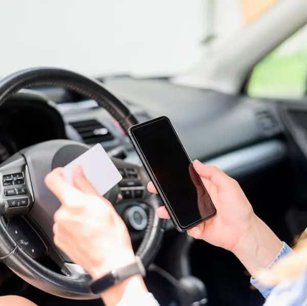 permis-de-conduire-numerique-femme-auto