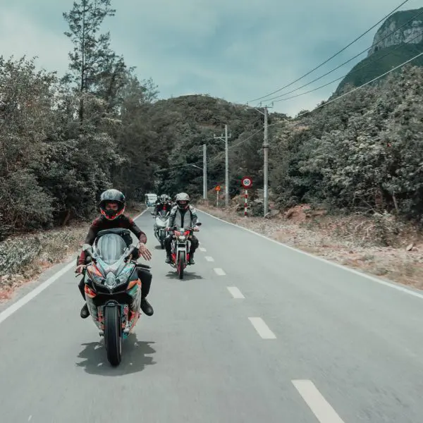 motos-sur-la-route