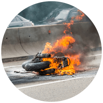 moto-prenant-feu-sur-une-route