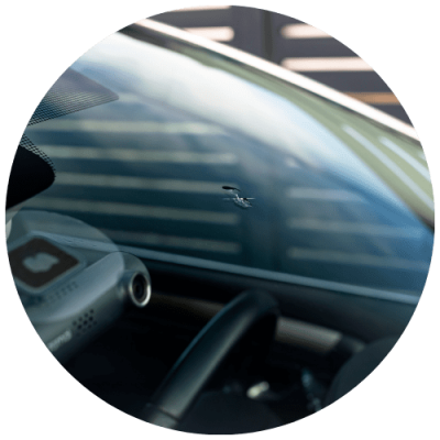 impact-sur-le-pare-brise-dun-vehicule