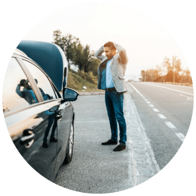 homme-regardant-sa-voiture-en-panne-au-bord-de-la-route