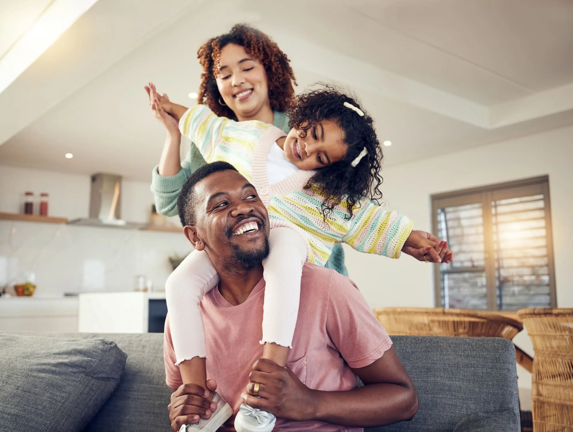 famille-heureuse-dans-leur-salon