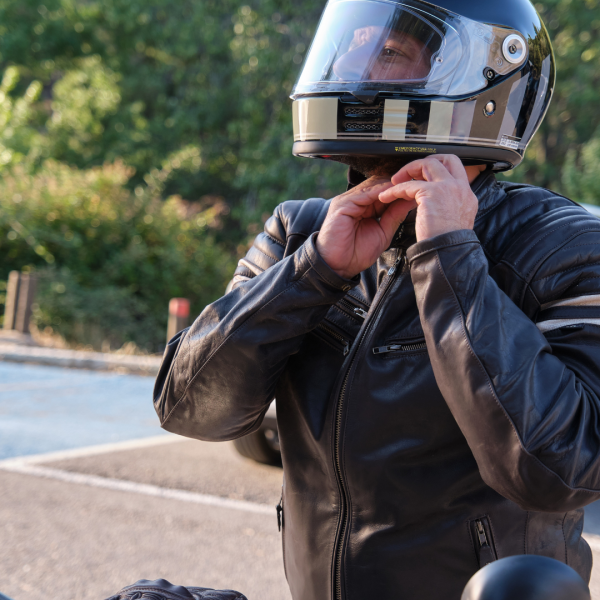 Homme mettant son casque pour conduire sa moto