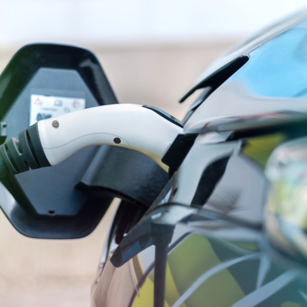 Voiture électrique en charge