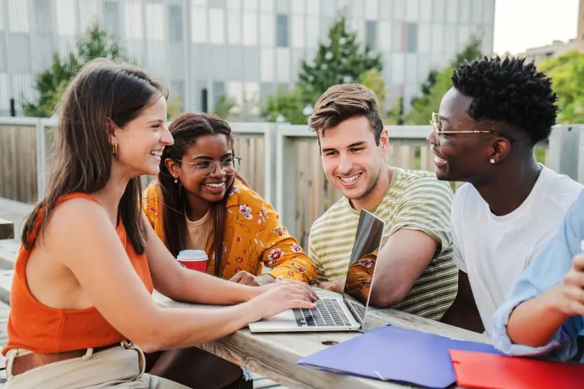 plusieurs étudiants qui regardent un ordinateur