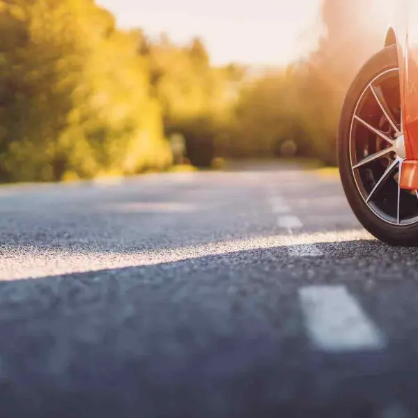 gros plan sur des pneus de voiture sur une route
