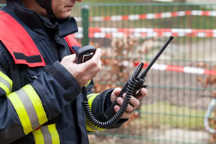 Pompier avec un takie walkie à la main