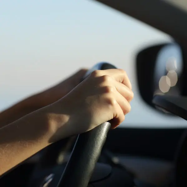Mains sur un volant