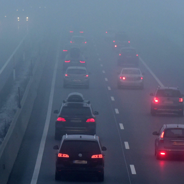 Route avec peu de visibilité et plusieurs voitures se suivant les unes derrière les autres