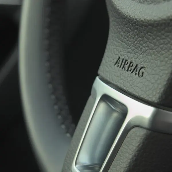 Volant de voiture avec le logo airbag.