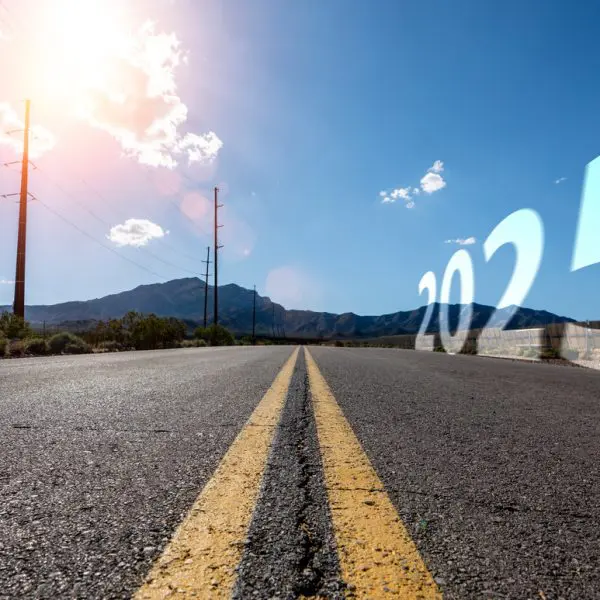 Route avec l'année 2025 écrit