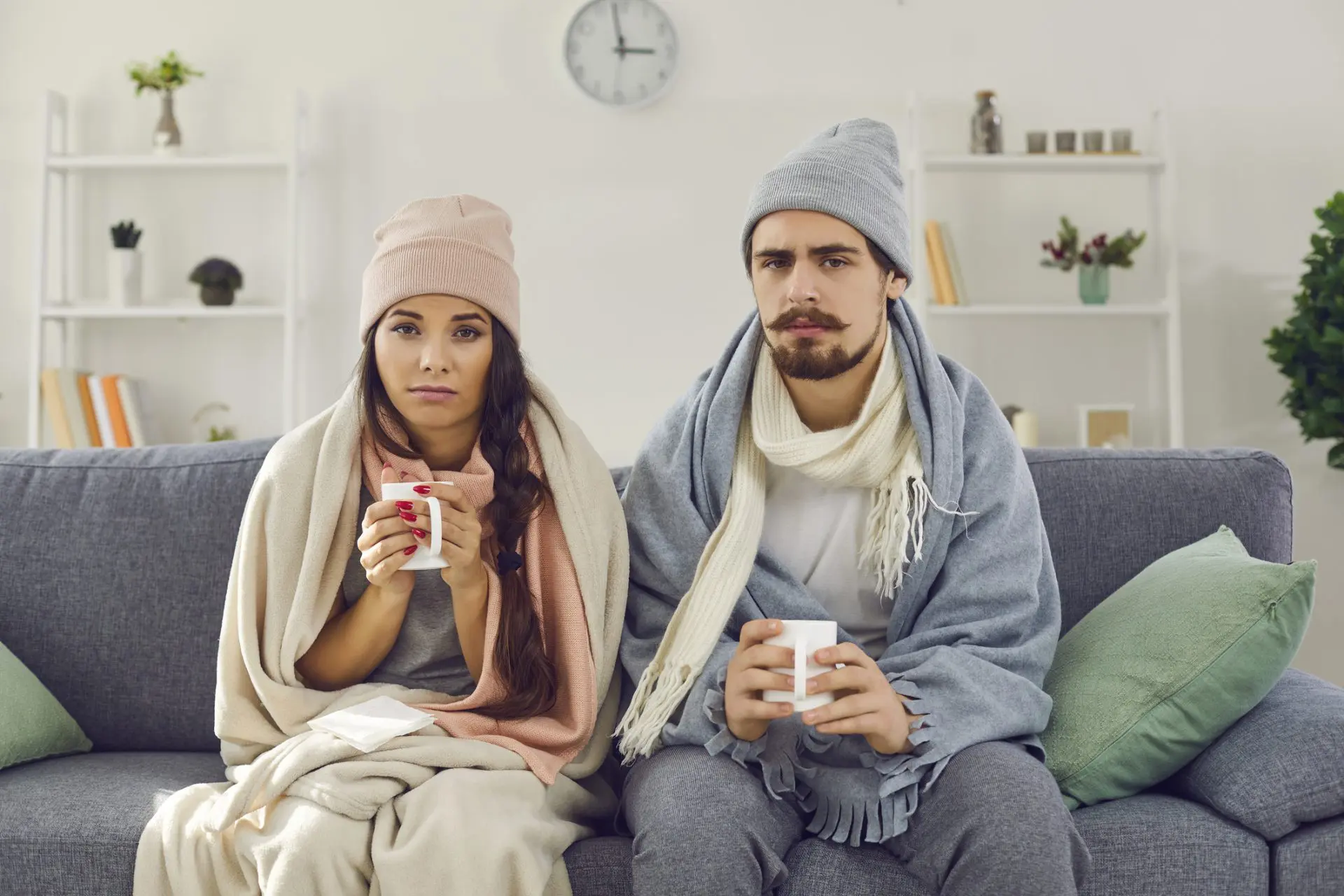 Jeune couple contrarié ayant un problème de chauffage