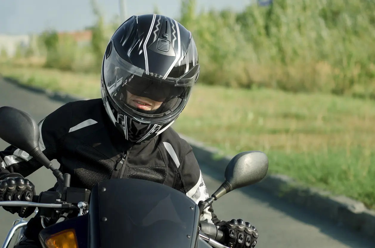 motard sur la route avec son casque