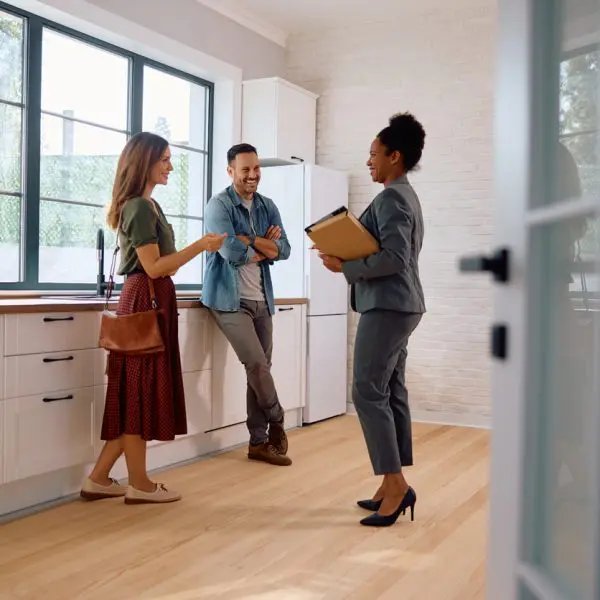 couple visitant une maison pour l'acheter
