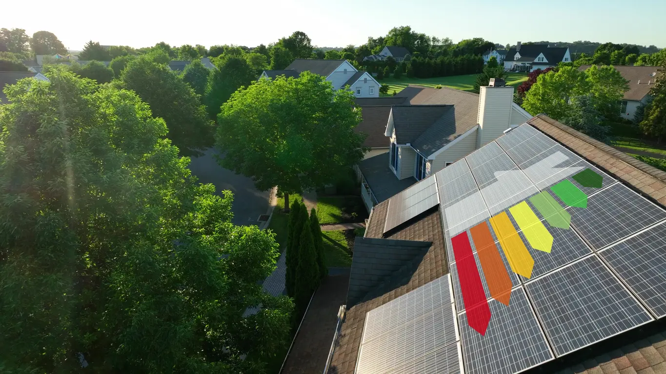Lotissement avec des maisons, avec une vue sur des panneaux solaires avec un DPE dessus