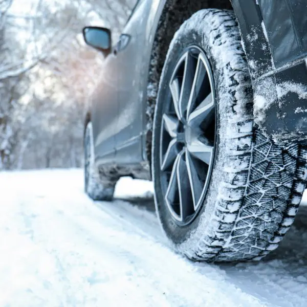 Pneu de voiture d’hiver sur une route enneigée