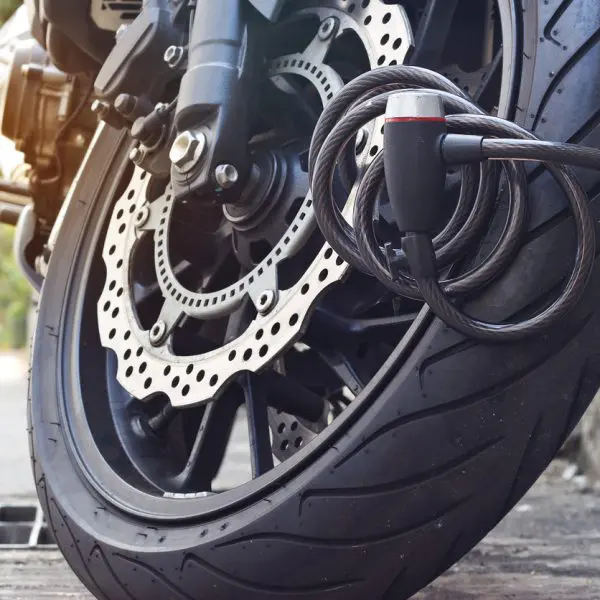 gros plan sur une moto avec un antivol