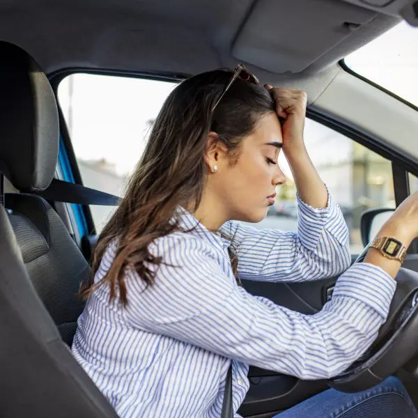 Femme stressée qui conduit sa voiture
