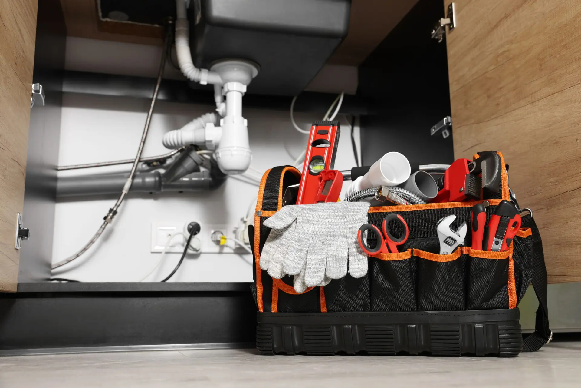 Canalisations avec une boîte à outils à côté