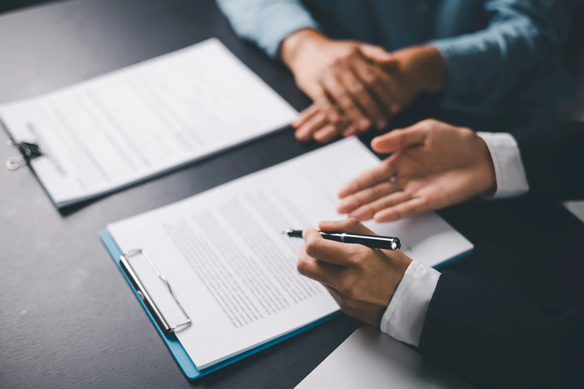 Hommes d’affaires signant un contrat de conclusion d’accord avec un agent d’assurance-vie Concept de consultant en assurance