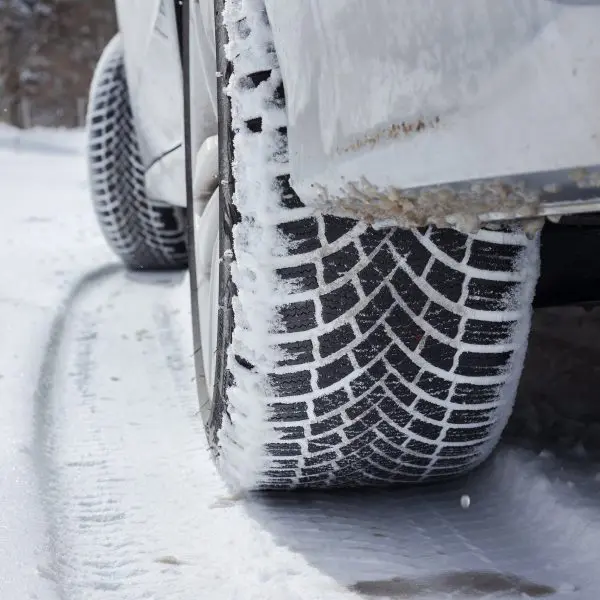 Pneus d’hiver de voiture laissant une trace dans la neige