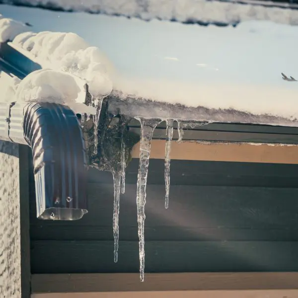 Canalisations de maison avec du gel dessus
