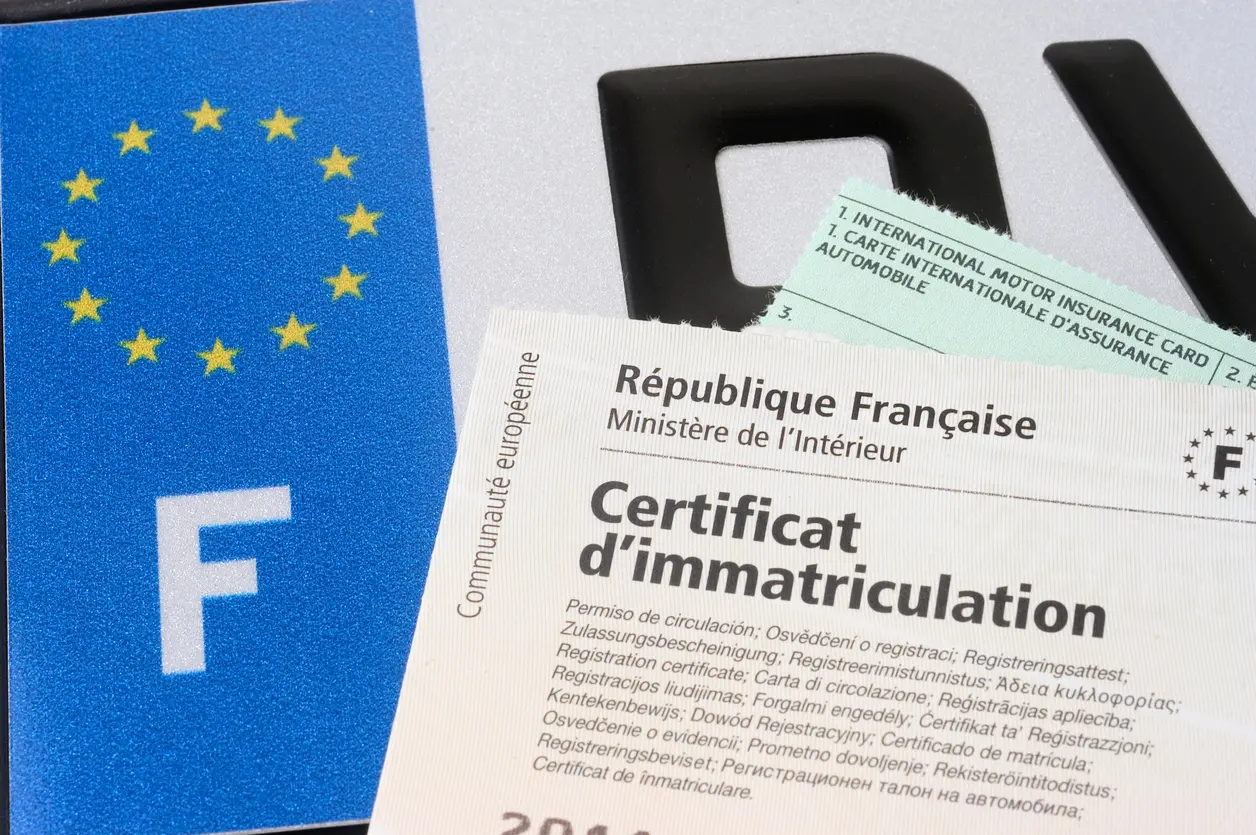 plaque d'immatriculation et certificat d'immatriculation