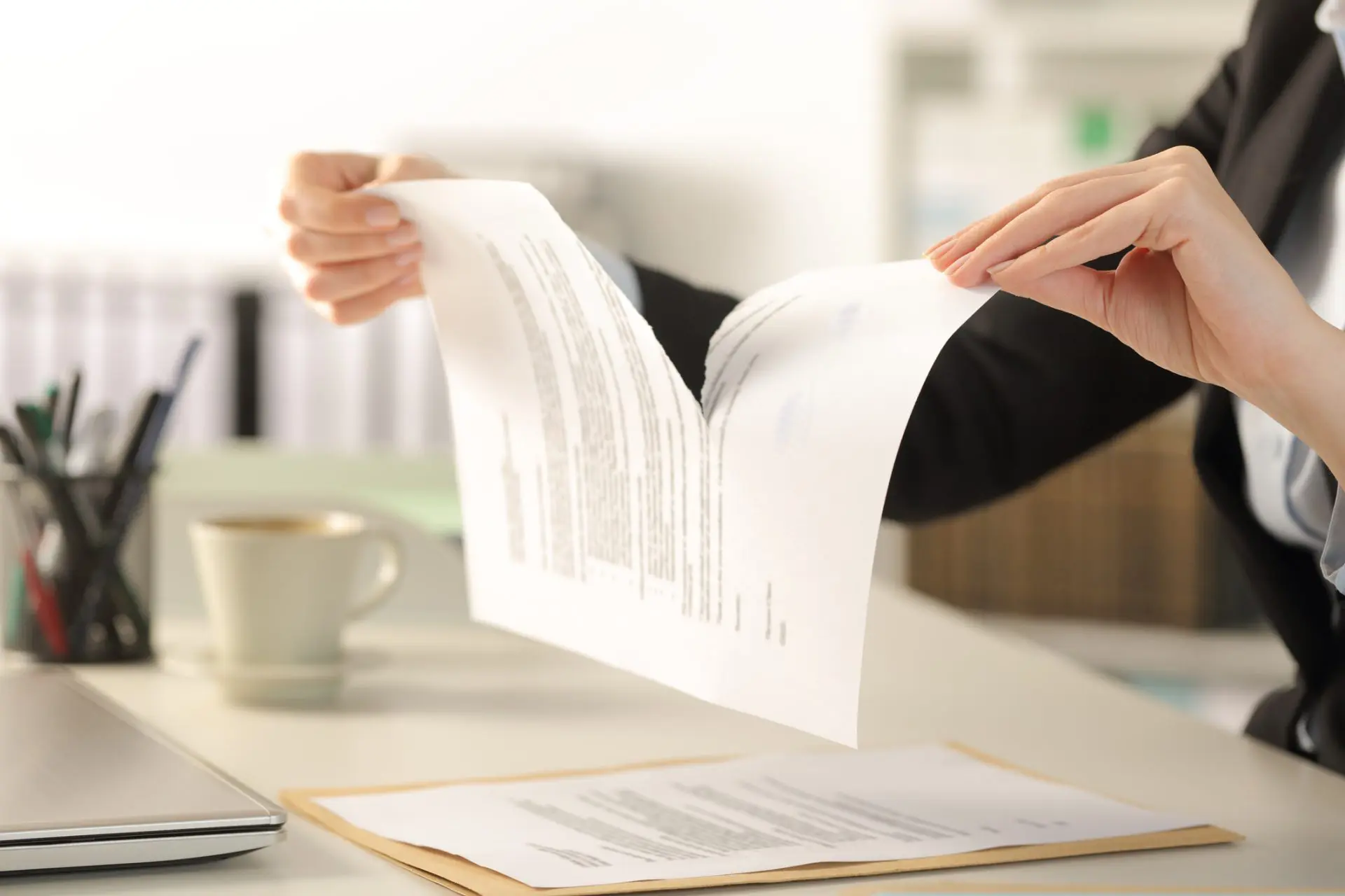 Document de rupture de main de femme d’affaires au bureau