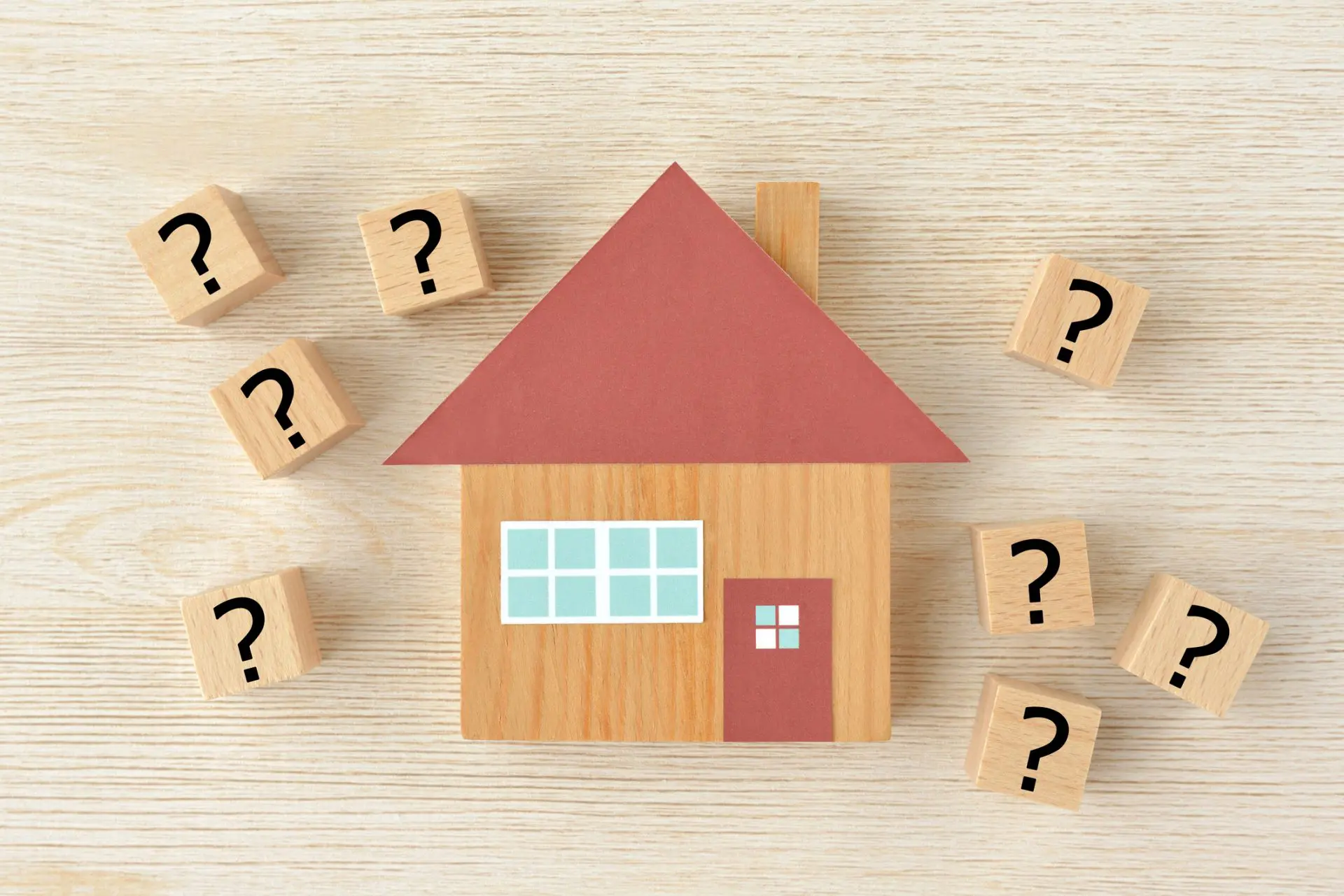 Objet de maison et blocs en bois avec le point d’interrogation -