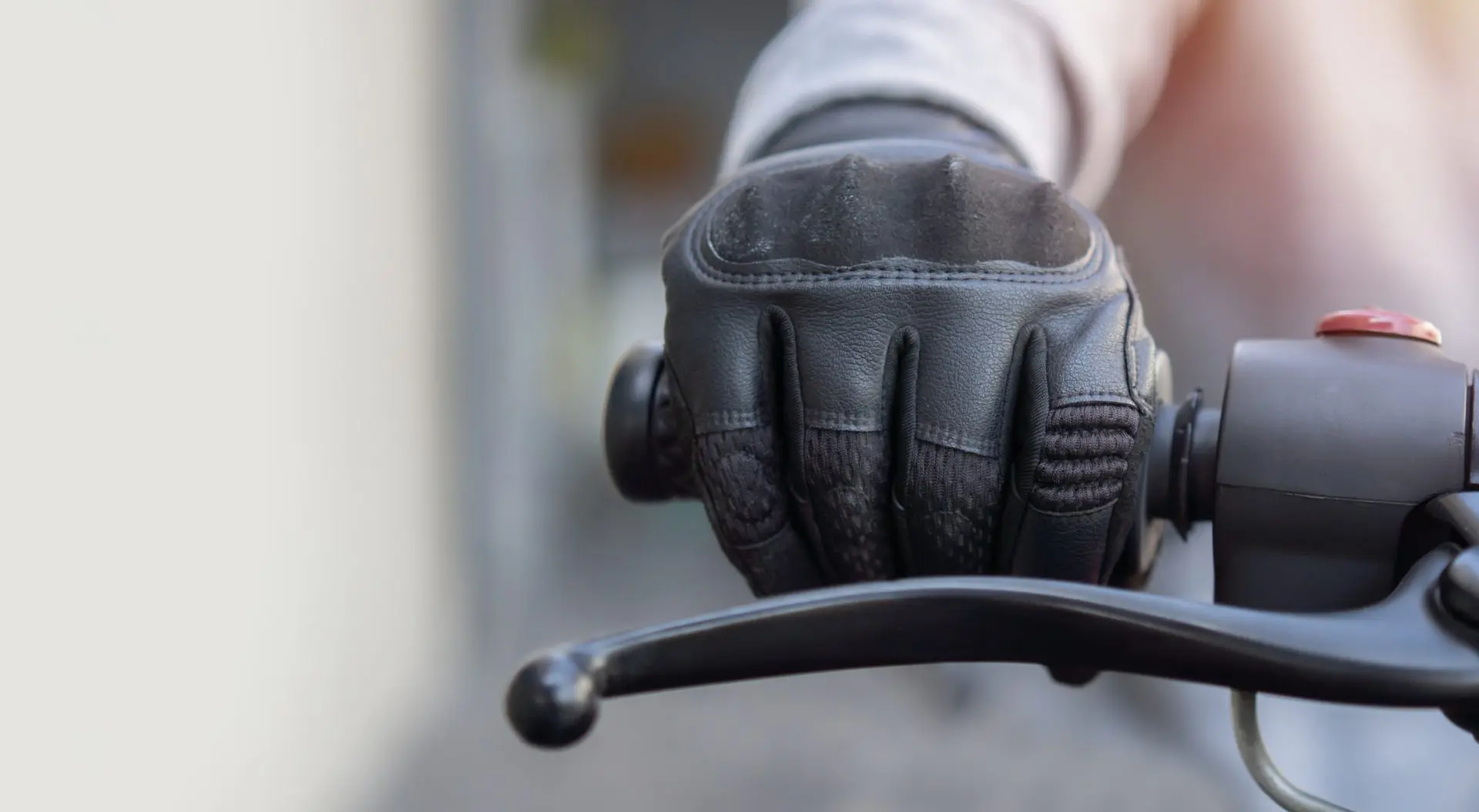 La main d’un homme portant des gants de protection de moto