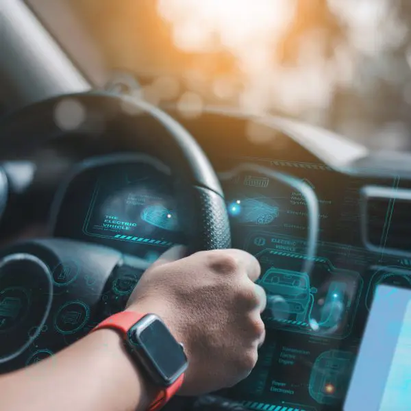 Une automobile du futur et une interface utilisateur graphique (GUI). L’Internet des objets le HUD, ou affichage tête haute