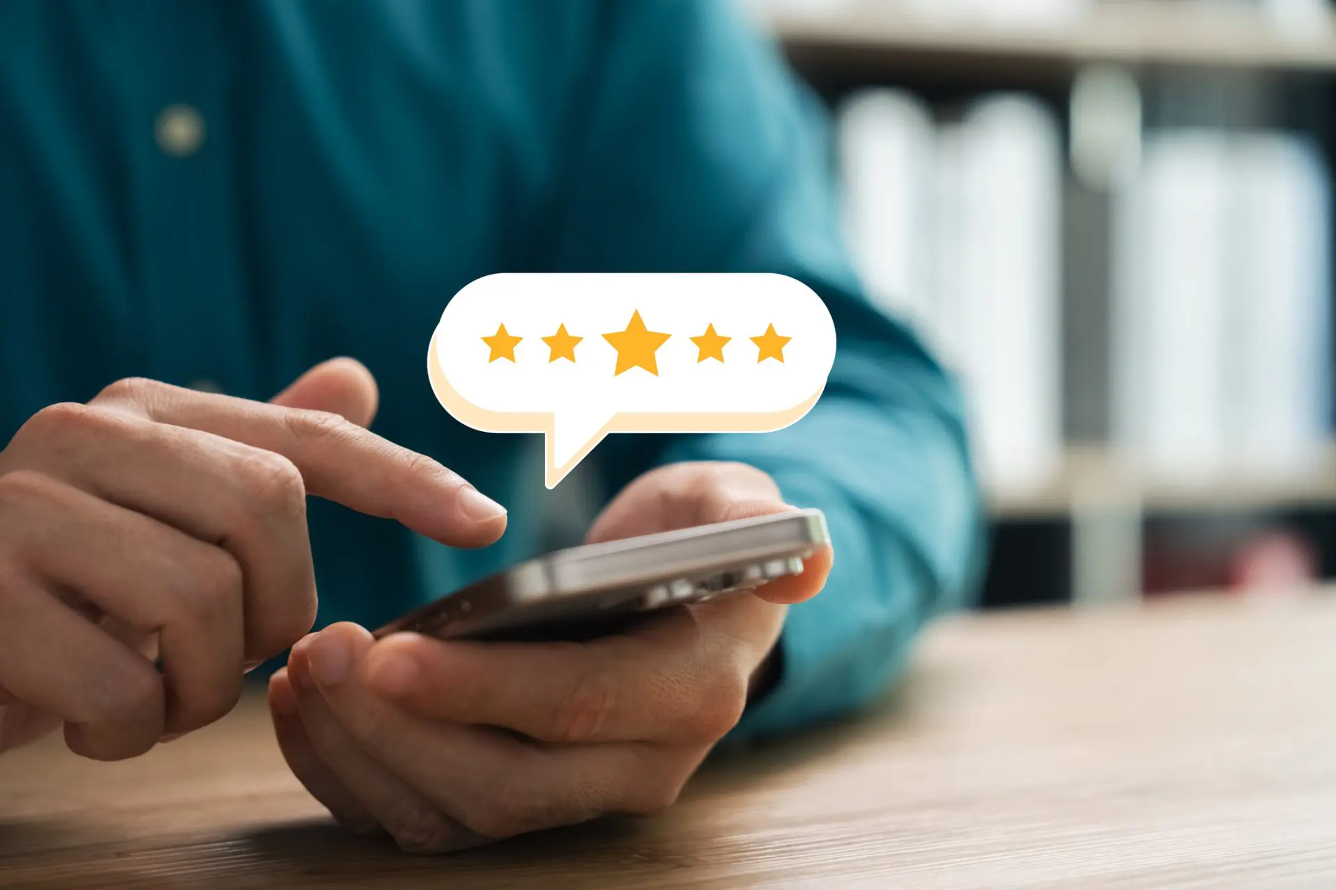 Homme utilisant un téléphone portable avec superposition graphique pour laisser une critique positive 5 étoiles en ligne