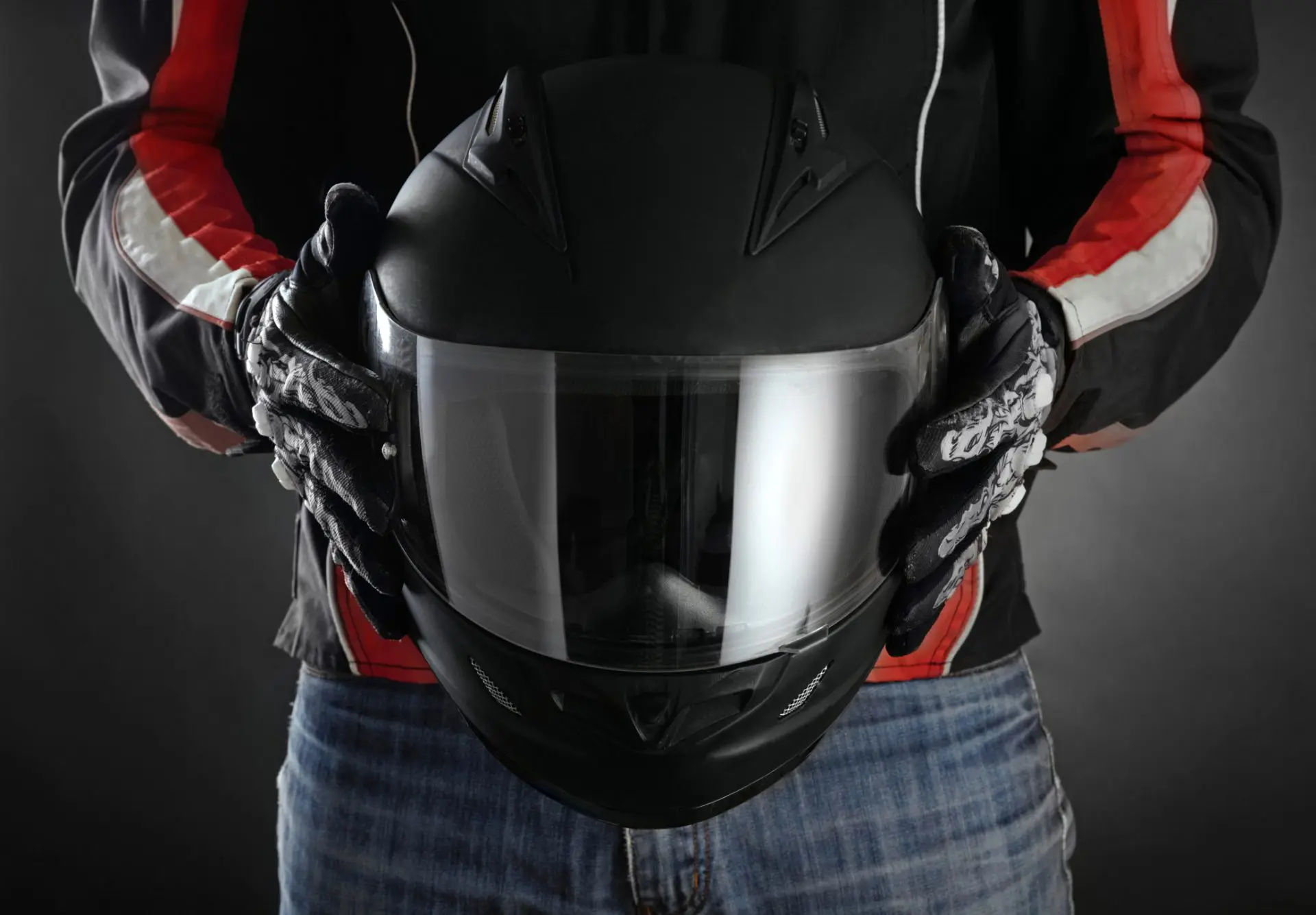 Pilote avec casque dans ses mains.