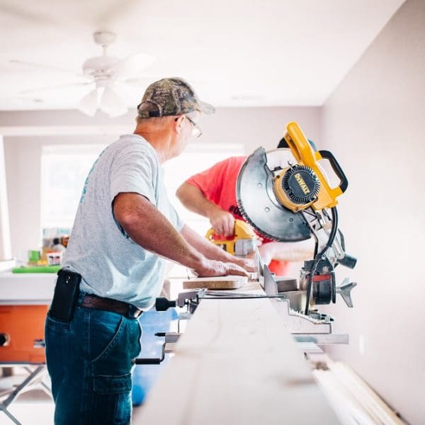 artisan-dans-maison-faisant-des-travaux