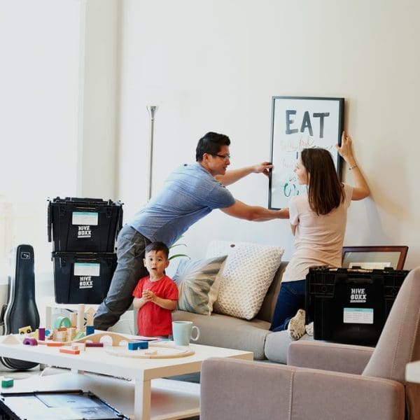 famille-qui-emmenage-dans-son-appartement
