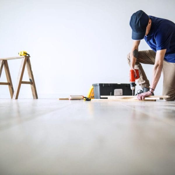 homme-faisant-des-travaux-dans-sa-maison
