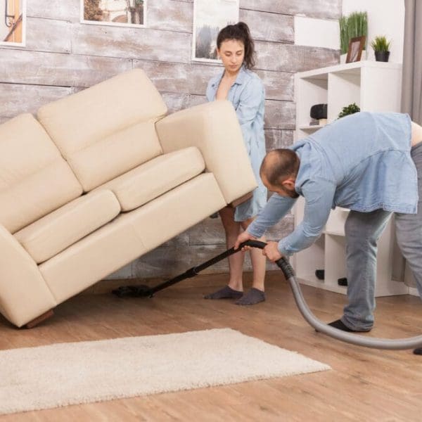 couple-faisant-le-menage-dans-le-salon
