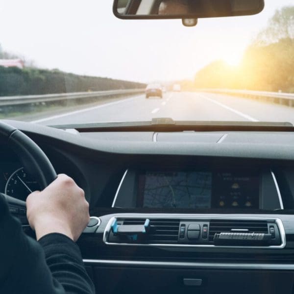 homme-conduisant-une-voiture