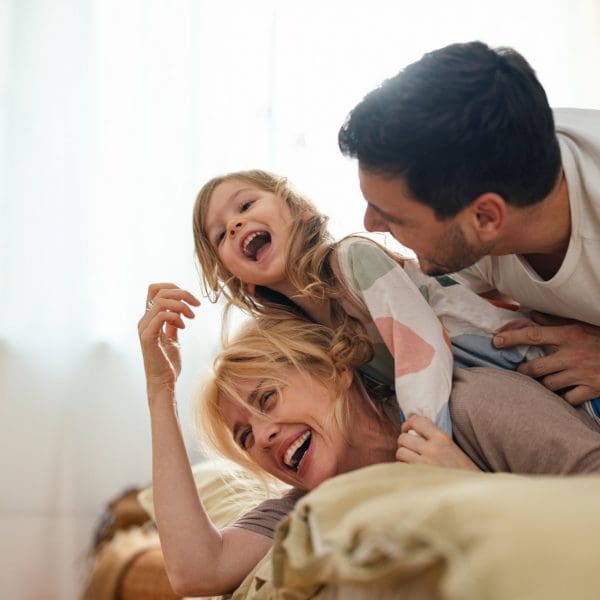 famille rigolant