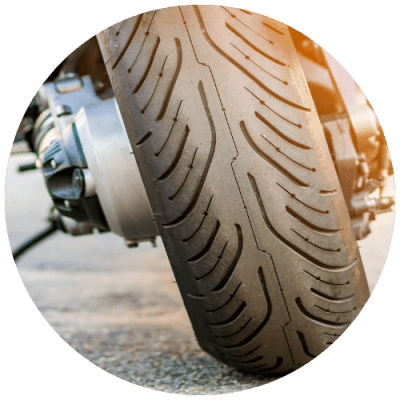 gros-plan-sur-le-pneu-dune-moto