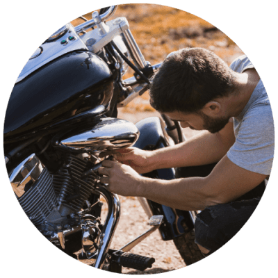 homme-cherchant-la-panne-sur-sa-moto