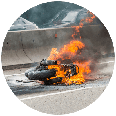 moto-prenant-feu-sur-une-route