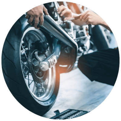 mecanicien-en-train-de-reparer-une-moto-suite-a-sinistre
