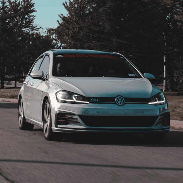 Voiture surpuissante sur route
