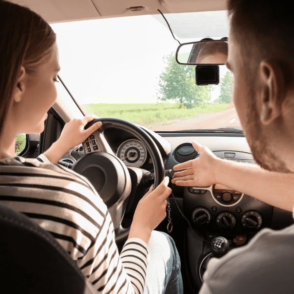 jeune fille au volant d'une voiture sans permis